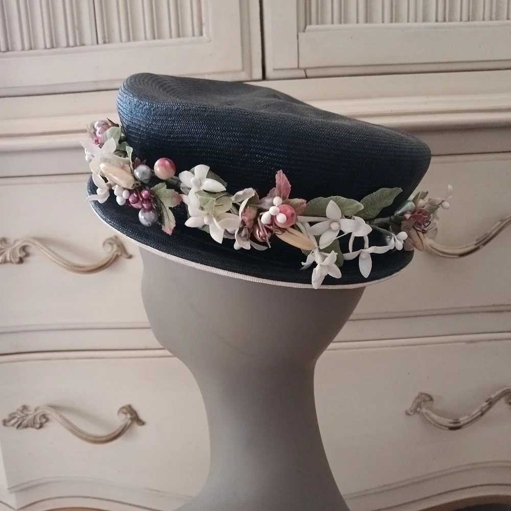 RARE AND STUNNING VINTAGE 1930S/ 40S BLACK STRAW HAT W/ VTG FLORALS AND FRUIT !